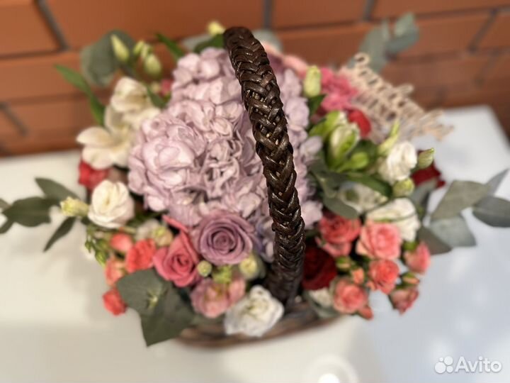 Корзина плетеная с букетом цветов