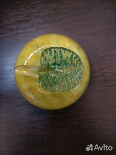 Яблоко из цветного стекла