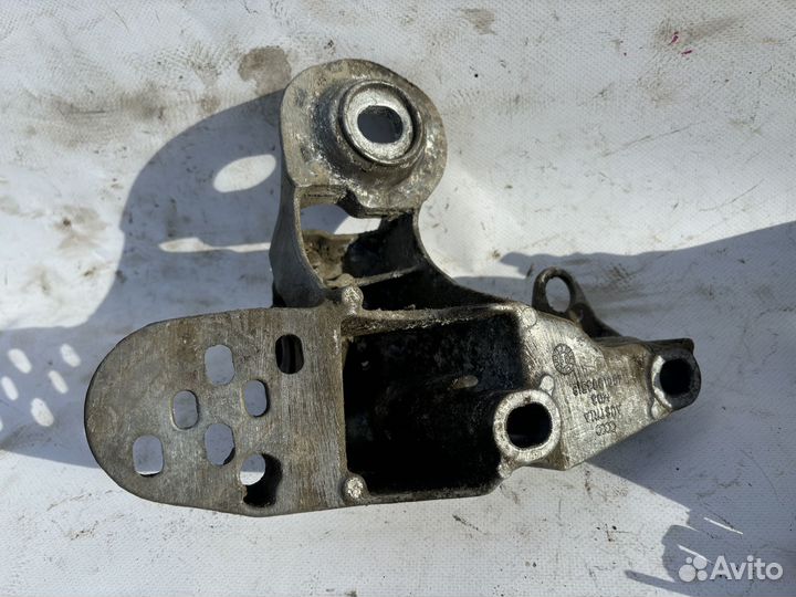 Кронштейн опоры двигателя Volkswagen Passat B5