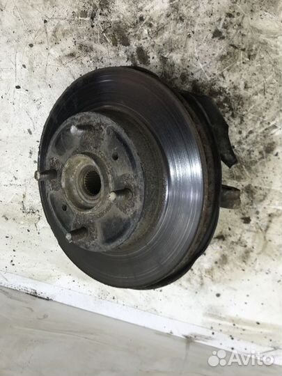 Кулак поворотный передний правый Nissan Serena