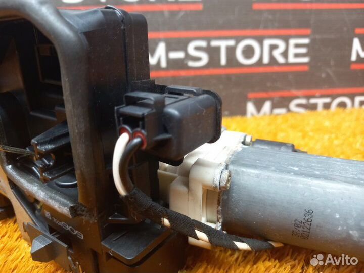 Замок двери задний левый Bmw 7-Series E65 N62B44A