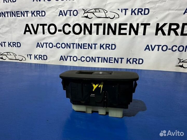 Кнопка стеклоподъемника задняя левая Toyota