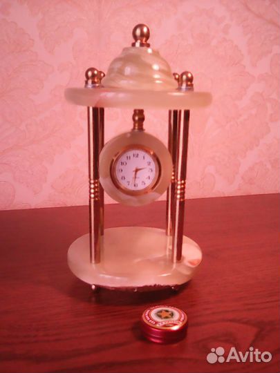 Часы из оникса