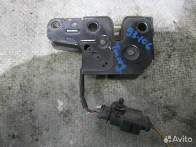 Замок капота от VW Touareg 2002-2010