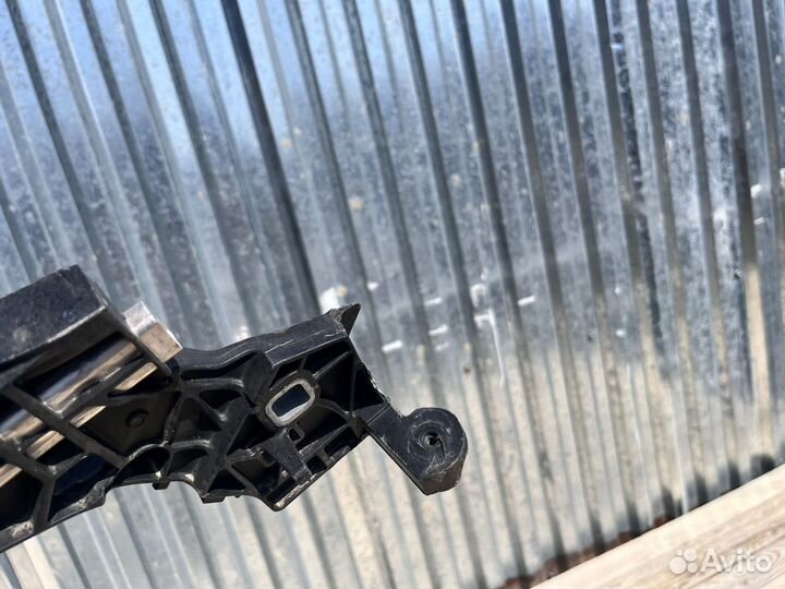 Mercedes W205 14- Кронштейн радиатора 2639