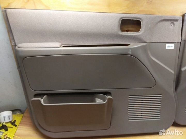 Обшивка двери перед. mitsubishi dion