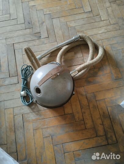 Пылесос времен СССР