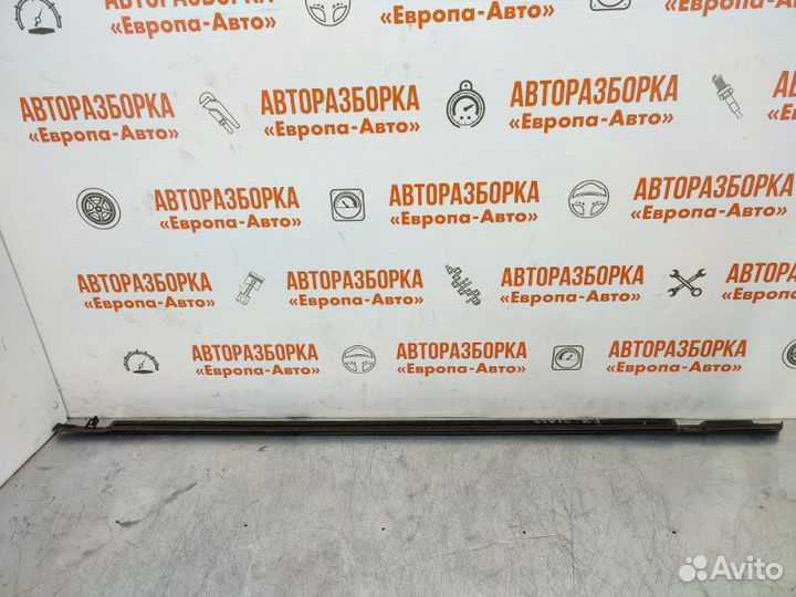 Уплотнитель передний правый Honda Civic 4D седан