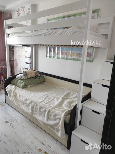 Кровать чердак с лестницей комодом