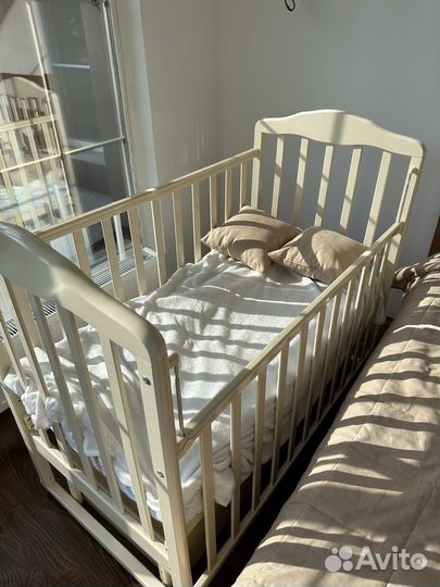 Детская кроватка с универсальным маятником