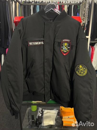 Бомбер Vetements police оверсайз шоу-рум