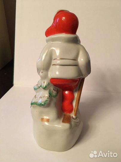 Фарфоровая статуэтка «Лыжник»