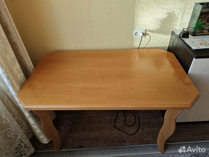 Стол обеденный