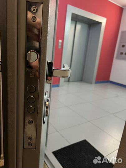 Дверь входная металлическая от застройщика