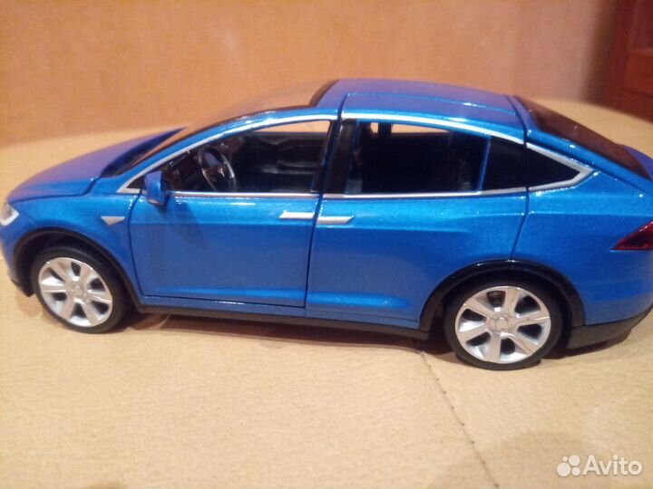 Машинка моделька Tesla (светятся фары и звук)