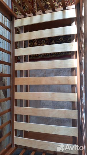 Детская кроватка с маятником и матрасом