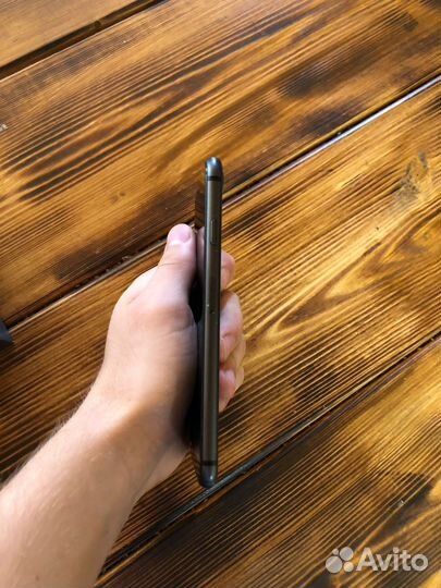 Телефон iPhone 8