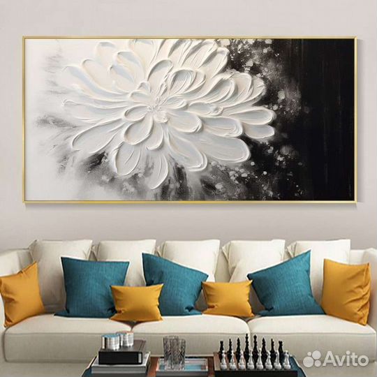 Картина с белым текстурным цветком