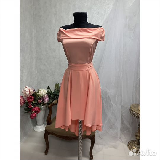 Новое персиковое платье с открытыми плечами