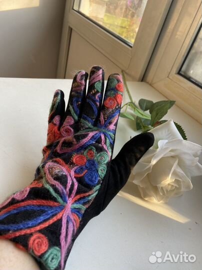 Женские перчатки с вышивкой новые