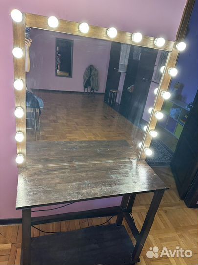 Гримерное зеркало с лампочками