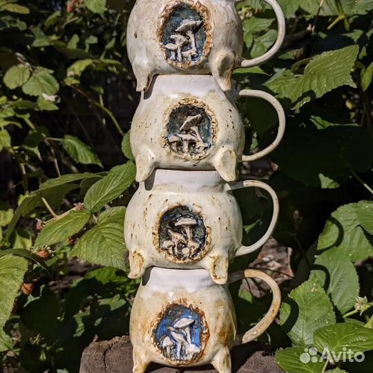 Керамическая кружка на четырёх ножках