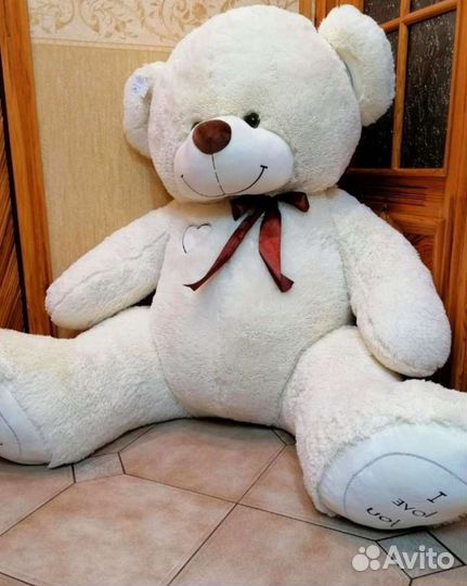 Большой плюшевый медведь