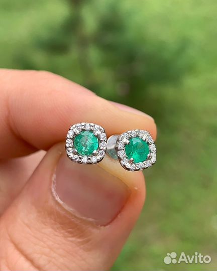 Серьги пусеты с изумрудом