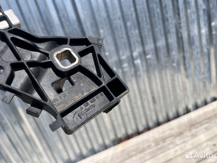 Mercedes W205 14- Кронштейн радиатора 2639