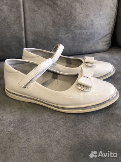Туфли белые лаковые для девочки 34 размер
