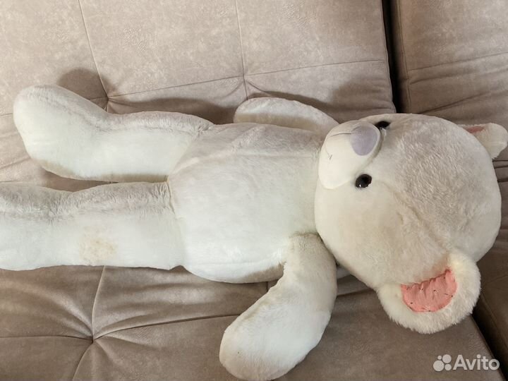 Большой плюшевый медведь