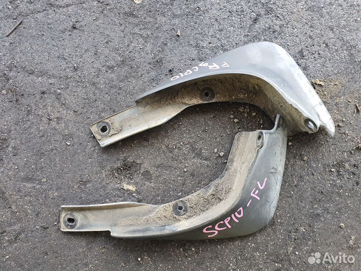 Брызговик перед право c Toyota Vitz SCP10 1SZ-FE