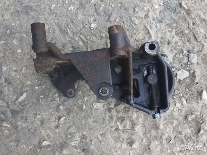 Кронштейн насоса гур ланцер 9