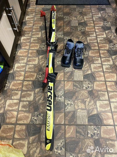 Лыжи с лыжными ботинками