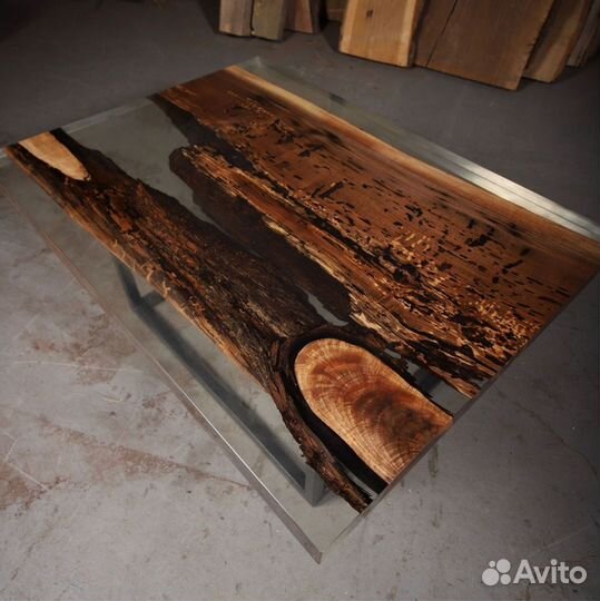 Кухонный стол из массива дерева и эпоксидной смолы