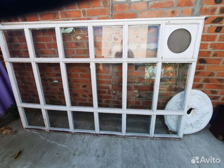 Деревянная оконная рама со стеклами