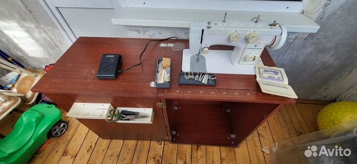 Швейная машина Чайка 142м