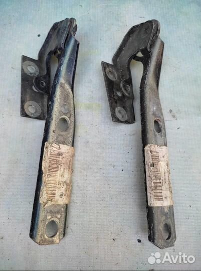 Петля капота правая 3B0823302A