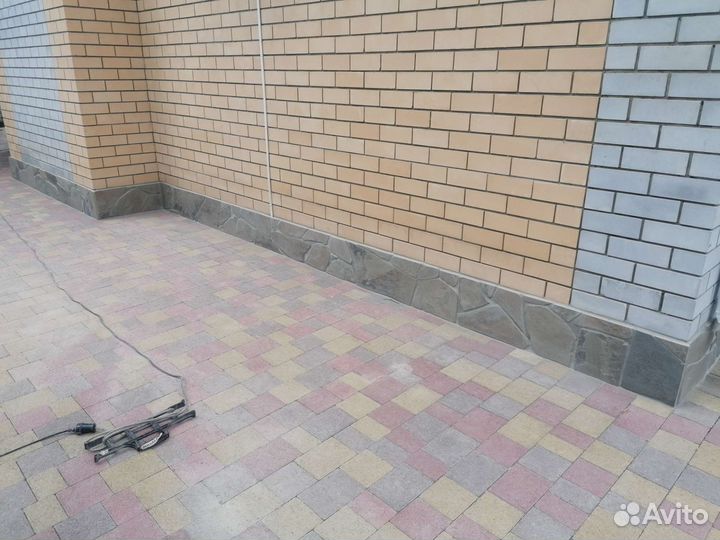Облицовка цоколя натуральным камнем