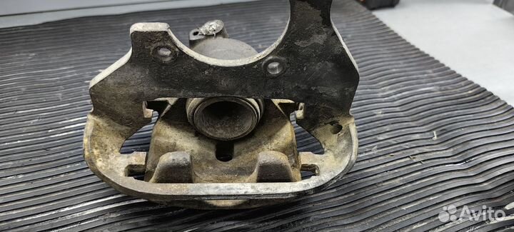 Тормозной суппорт передний Toyota Town Ace Noah