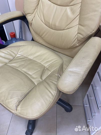 Офисное кожаное кресло