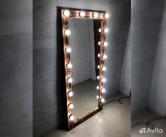 Зеркало напольное в деревянной раме с лампочками