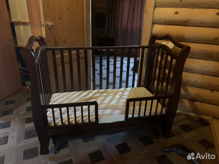 Детская кроватка с поперечным маятником