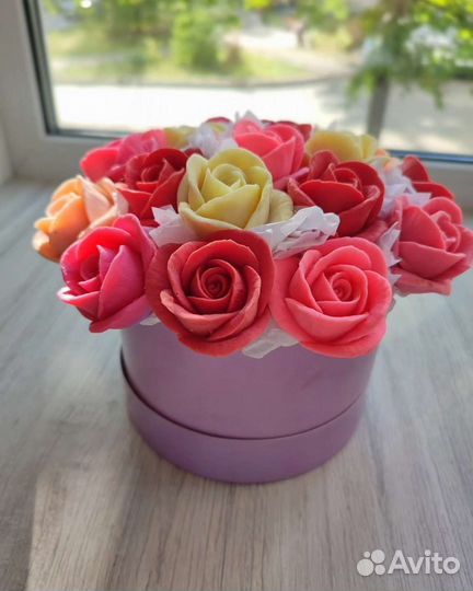 В наличии шоколадные розы в шляпной коробке