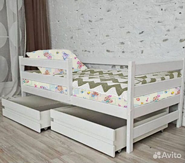 Кроватка из массива для малыша софа эко с бортиком