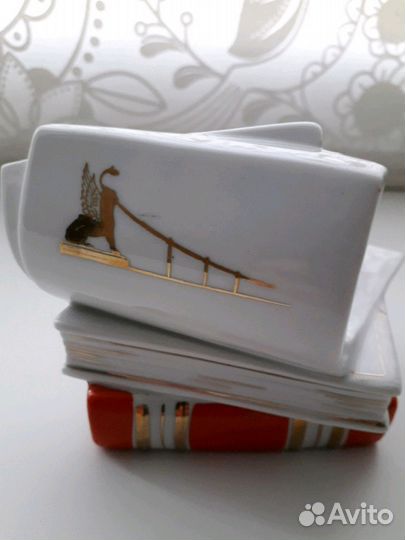 Фарфоровая статуэтка чернильница