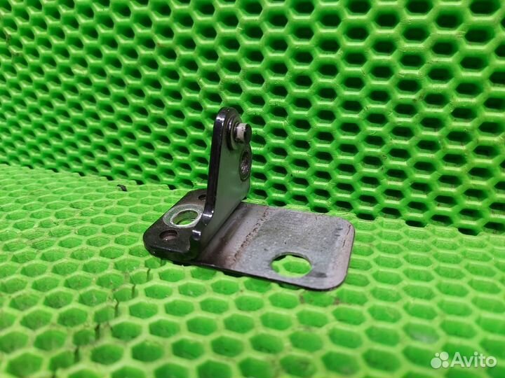 Пластина петли двери нижняя передняя левая