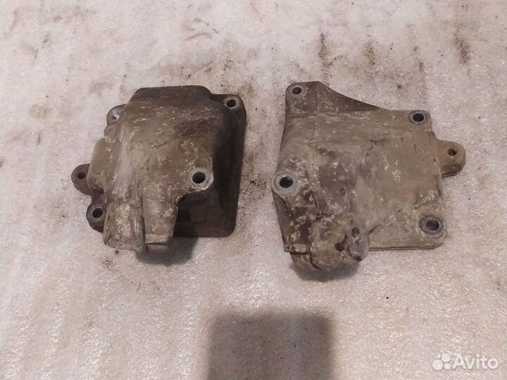 Кронштейн двигателя правый, левыйМерседес