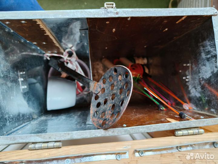 Удочки для зимней рыбалки с ящиком