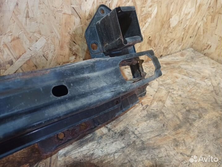 Усилитель переднего бампера Hyundai Tucson 1